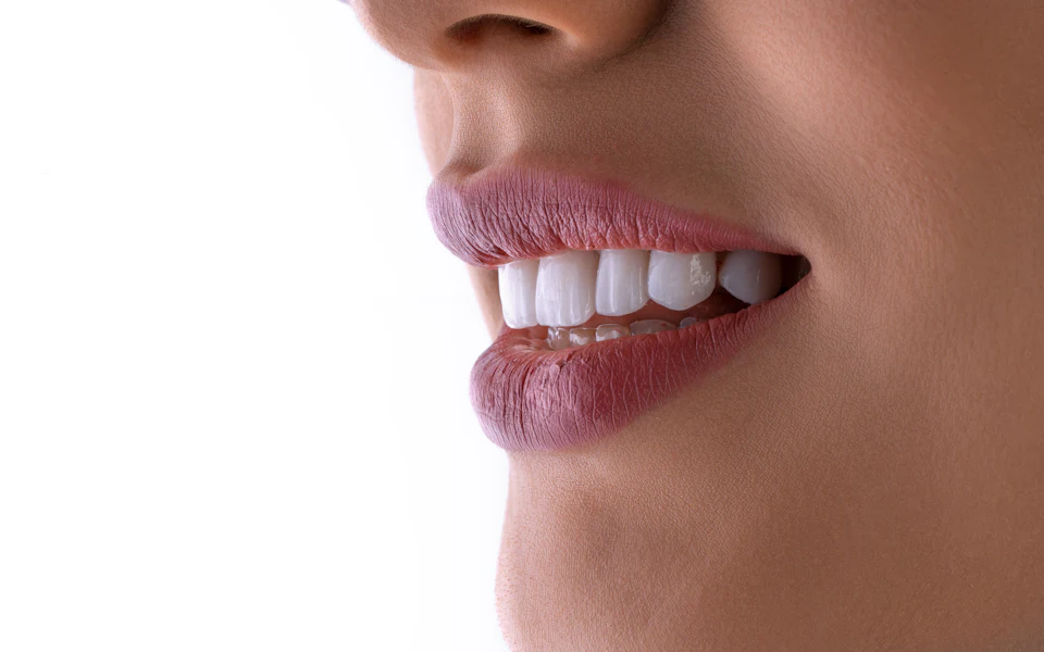 Gros plan sur un sourire aux dents claires et régulières